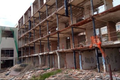Ruinas del hotel de Arenales del Sol, cuya construcción quedó paralizada hace años / Foto: Contigo Elche