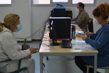 Los técnicos municipales tutorizan a las personas que necesitan aprender a manejarse en internet