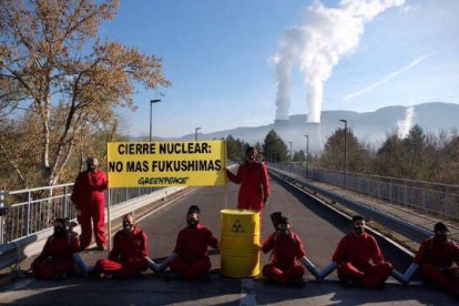 Activistas de Greenpeace encadenados en el acceso a la central de Cofrentes