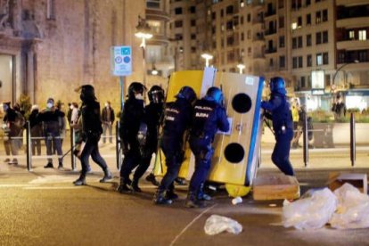 Cargas policiales en Valencia por la manifestación a favor de la libertad de Pablo Hasel