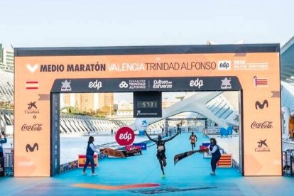 Kibiwott Kandie, entrando en la meta de la última Media Maratón de Valencia.