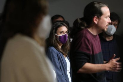 Montero escuchando a Iglesias anunciar que dejaba todos los cargos en Podemos.