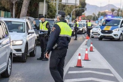 Colas de vehículos y atascos durante el cierre perimetral del viernes pasado