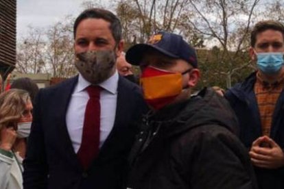 Abascal posa con uno de los simpatizantes de Vox en su llegada a Barcelona