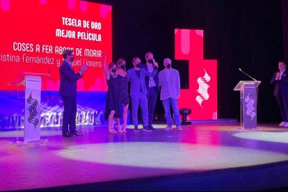 Momento de la entrega de la Tesela de Oro del 18º Festival de cine de Alicante