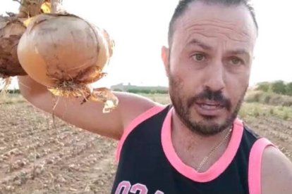 Juanvi, el agricultor que denuncia con sus vídeos la ruina del campo y se ha hecho viral