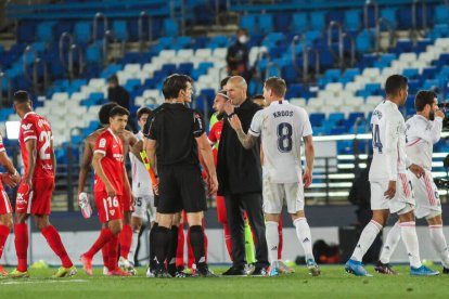 Zidane, hablando con Martínez Munuera al término del polémico Real Madrid-Sevilla del pasado domingo.