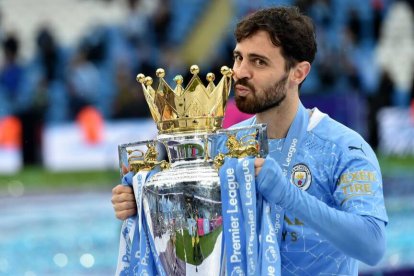 Bernardo Silva con el trofeo de la Premier League ganada por el Manchester City.