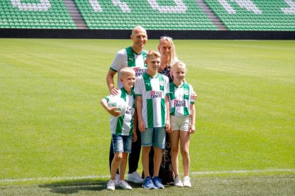 Robben, junto a su familia, cuando fue presentado como jugador del Groningen.