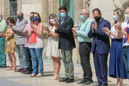 Los concejales de la corporación municipal de Alicante en la puerta del Ayuntamiento