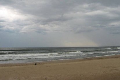 Cielo gris cargado de nubes