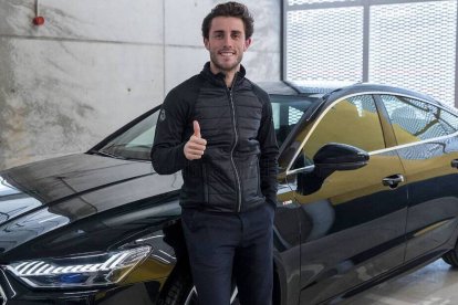 Álvaro Odriozola posa con su flamante nuevo coche.