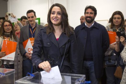 Inés Arrimadas y, detrás, su marido, Xavier Cima.