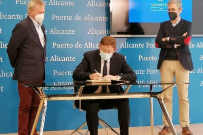 Ximo Puig, acompañado por el presidente de la APA, Juan Antonio Gisbert, y el conseller Arcadi España