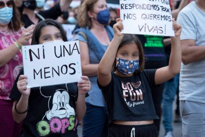 Dos niñas participan en una manifestación por el crimen de Tenerife.