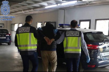 El detenido siendo custodiado por los agentes de la Policía Nacional