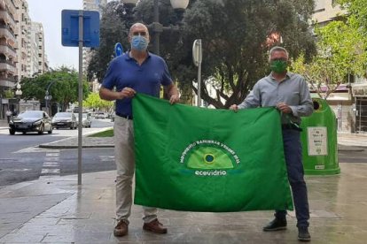 El concejal de Medio Ambiente de Alicante, Manuel Villar, junto al gerente de Ecovidrio en la Comunidad Valenciana, Roberto Fuentes