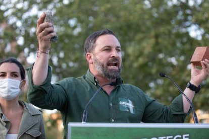 Abascal, enseñando piedras recibidas