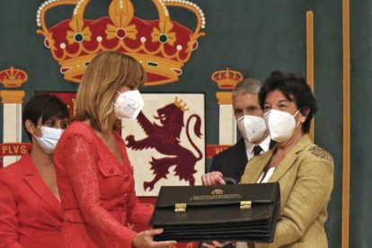 Isabel Celaá entrega la cartera a Pilar Alegría.