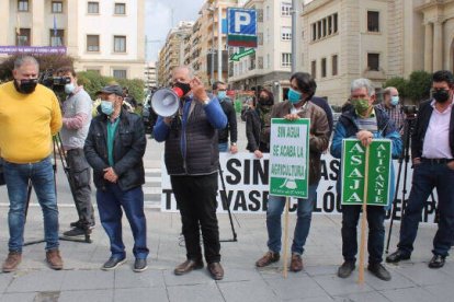 El presidente de ASAJA Alicante, Eladio Aniorte se ha dirigido a los asistentes a la concentración