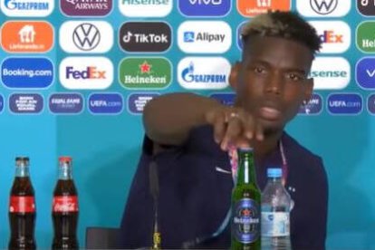 Pogba, retirando una botella de Heineken en la rueda de prensa posterior al Francia-Alemania.