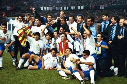 La plantilla del Zaragoza celebrando, en 1995, su título de la Recopa ante el Arsenal.