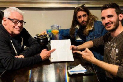 A la izquierda, Cleve Jones, productor de la película. A la derecha de de Pabo
Riquelme, Borja Moreno, co-guionista.
