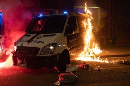 La furgoneta de la Guiardia Urbana incendiada por violentos de la izquierda radical.