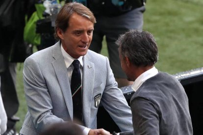 Mancini y Luis Enrique se desean suerte antes de comenzar la semifinal de la Eurocopa.