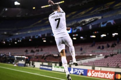 Cristiano Ronaldo, celebrando, con la camiseta de la Juventus, un gol en el Nou Camp.