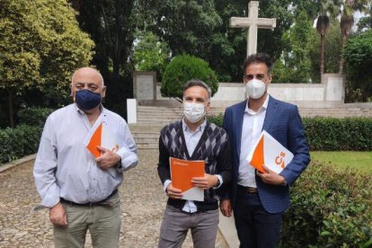 Alejandro Marín-Buck (en mitad de la imagen), portavoz de Ciudadanos (Cs) en Castellón. frente a la cruz del Parque Ribalta