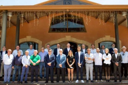 El alcalde de Novelda, Fran Martínez, y la concejala de Monforte del Cid, Maribel de las Nieves, recibieron a los treinta empresarios que avalan el proyecto