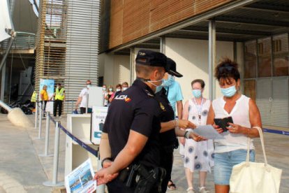 Agentes de la Policía Nacional explicando a los cruceristas la aplicación móvil de seguridad