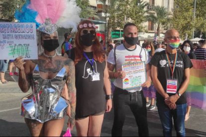 El concejal de Compromís, Rafa Mas, junto a los organizadores de la marcha y las actividades LGTBI 2021 en Alicante / David Monllor