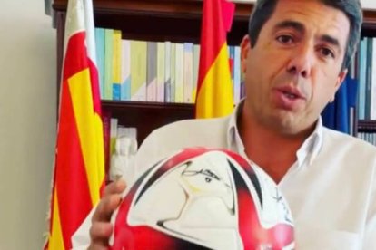 Carlos Mazón con el balón firmado por la Selección Española