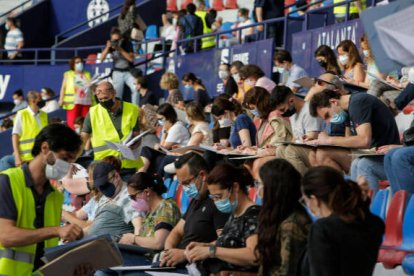 Opositores en las gradas del estadio 'Ciutat de València'