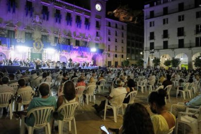 La plaza del Ayuntamiento de Alicante repleta para rendir honores a la patrona de la ciudad