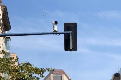 Una de las cámaras instalada en un semáforo de la Rambla