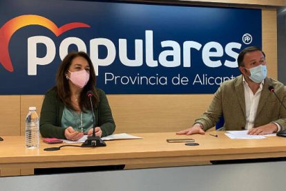 Los senadores del Partido Popular, Adela Pedrosa y Pablo Ruz en la sede provincial del PP