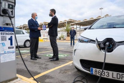 Vehículo eléctrico cargando.