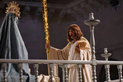 Dos actores representan parte de un pasaje del drama sacro-lírico religioso de El Misteri d'Elx