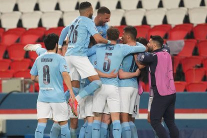 Los jugadores del Manchester City celebran uno de los dos goles que marcó ayer en París.