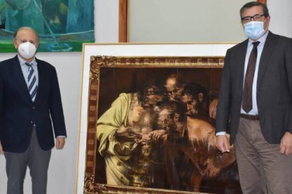 Luis Miralles, presidente de Casa Caridad, y Pau Pérez Rico durante la entrega del cuadro