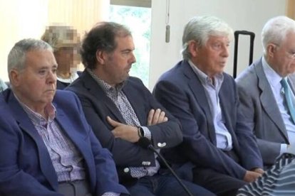 El ex alcalde Luis Díaz Alperi y los otros tres absueltos en una fotografía de archivo tomada durante la celebración del juicio en junio de 2018