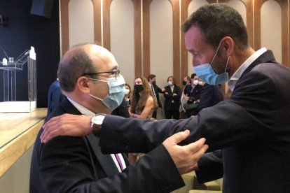 Carlos González saludando al ministro de Cultura Miquel Iceta