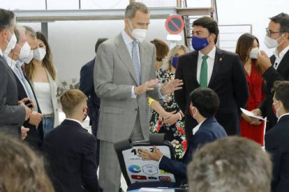 Felipe VI ha hablado con los jóvenes estudiantes participantes en la jornada