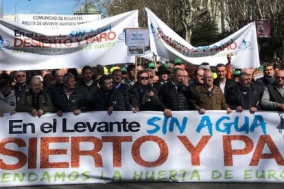 Los regantes alicantinos durante una de las últimas protestas contra los recortes del Trasvase, donde también estaba el alcalde socialista de Elche, Carlos González