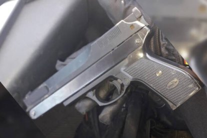 El arma simulada guarda un gran parecido con una pistola de verdad