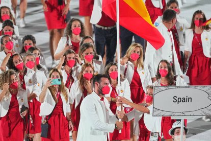 Saúl Craviotto y Mireia Belmonte, encabezando el desfile español en Tokio.