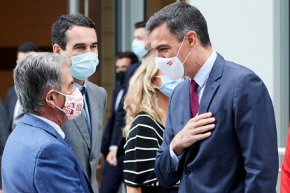 El presidente de Cantabria, Miguel Ángel Revilla, junto al presidente del Ejecutivo central, Pedro Sánchez